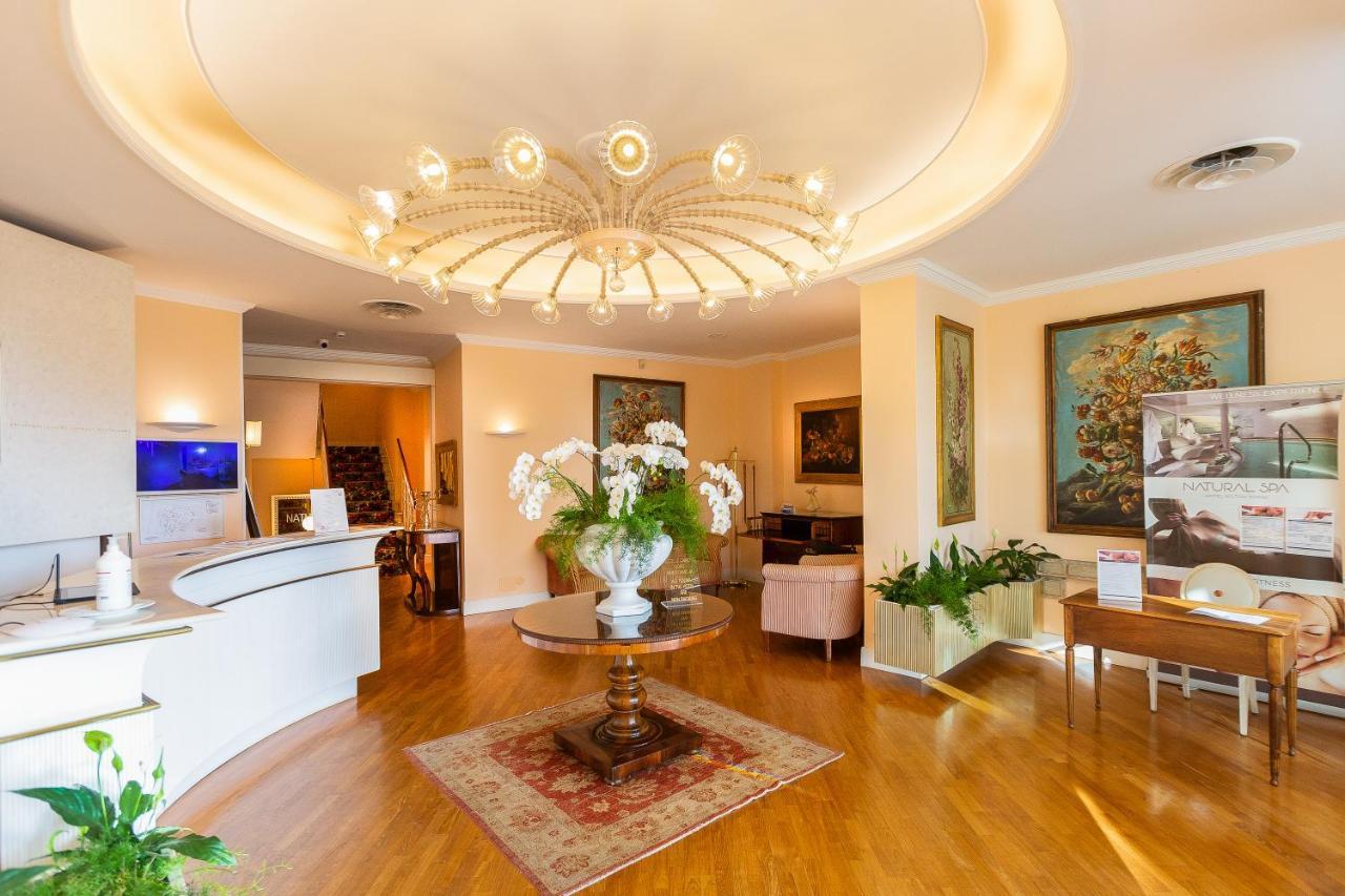 Hotel Milton Rimini Bagian luar foto