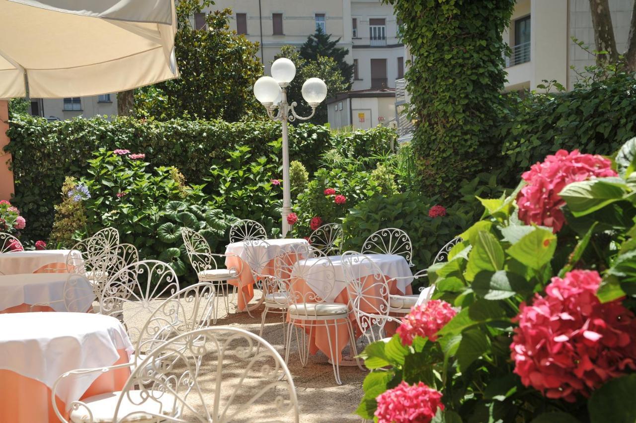 Hotel Milton Rimini Bagian luar foto